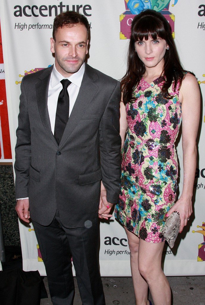 Мишель Хикс И Джонни Ли Миллер Фото
